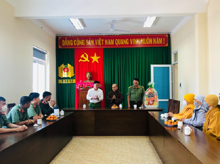 BAN TRI SU PHAT GIAO DEN THAM, CHUC TET CONG AN HUYEN 2